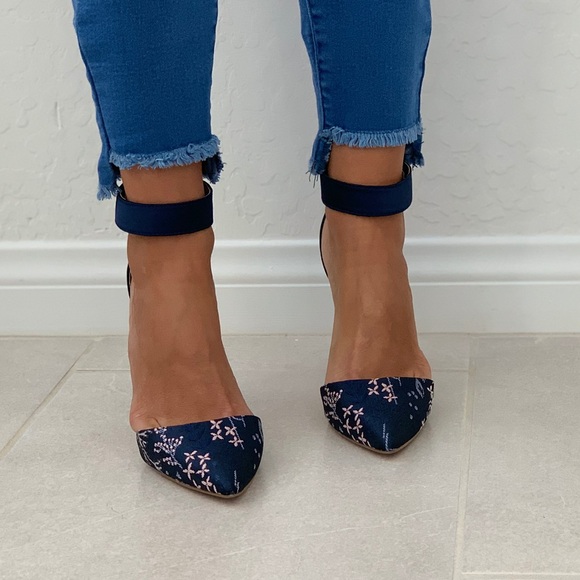 NIB Floral Brocade Pointy Toe Stiletto Heel Pump - Picture 2 of 7